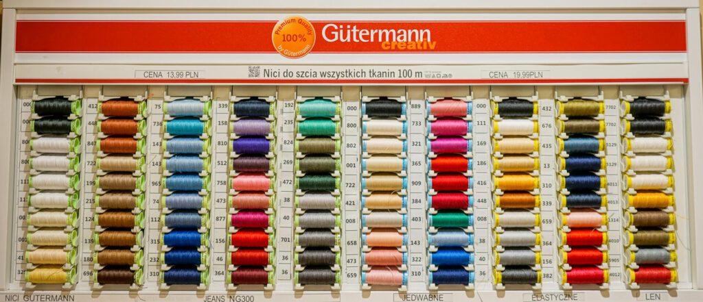Ekspozycja nici Gütermann creativ w sklepie Pasmanteria Krakowska w Galerii Krakowskiej
